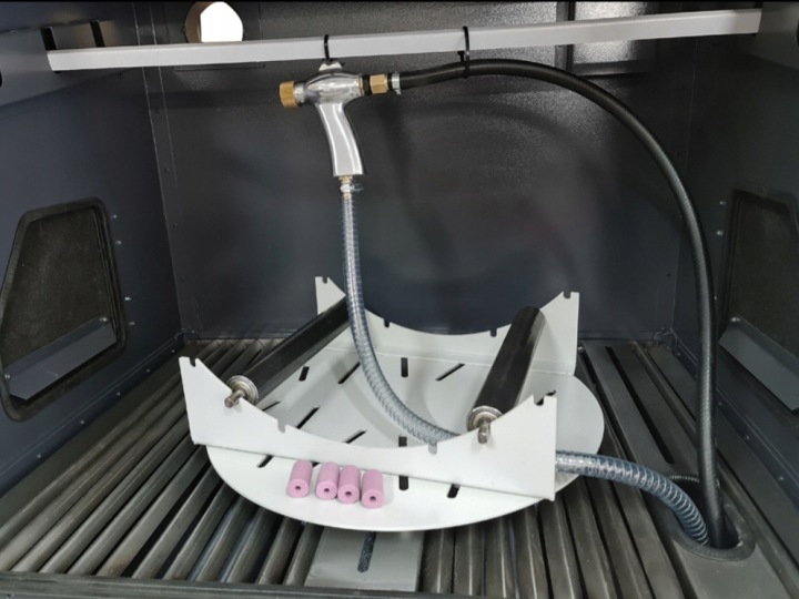 PIASKARKA-KABINOWA-1500L-CISNIENIOWA-do-piaskowania-PK1500EZ-ODPYLACZ-2400W-Waga-produktu-z-opakowaniem-jednostkowym-180-kg